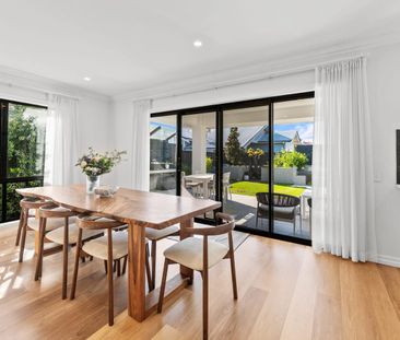 Stunning 5-Bedroom Executive Residence in Woolloongabba - Photo 5