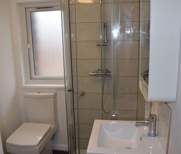 Bright Room in Sociable Kingswood Home - Photo 2