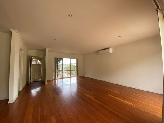 Low-Maintenance Townhouse in a Prime Essendon West Location - Photo 1