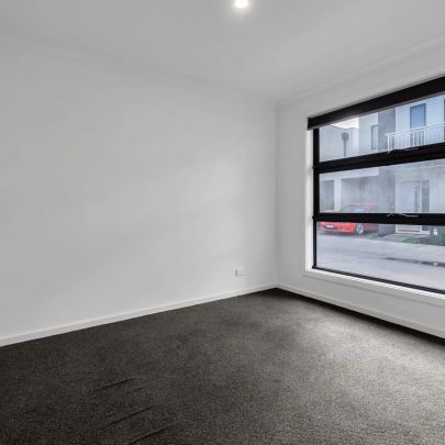 Charming Townhouse - Photo 1