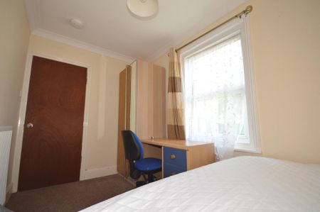 6 bedroom detached house to rent - Photo 5