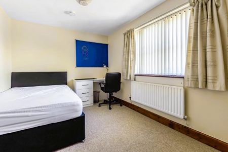 6 bedroom detached house to rent - Photo 2