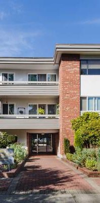 Renovated 2 Br+2 full bath Suite in Kitsilano! - Photo 1