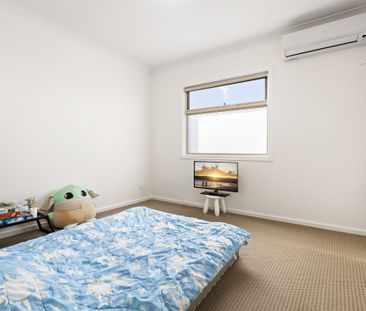 Discover this stylish and inviting contemporary townhouse, designed... - Photo 6