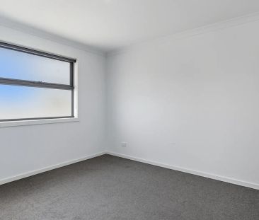 Stylish Townhouse - Photo 3