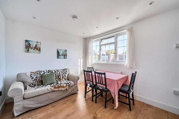 Clifton Gardens, Temple Fortune, NW11 - Photo 1