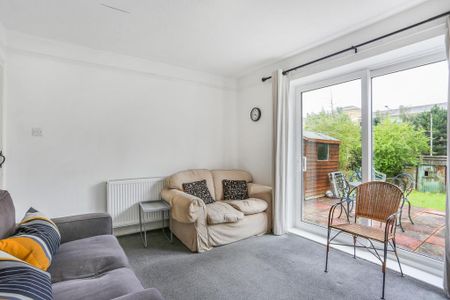 4 bedroom semi-detached house to rent - Photo 2