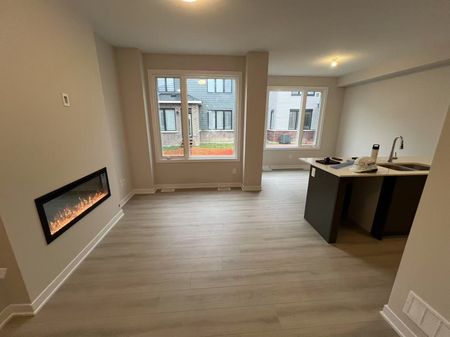 For Lease - 376 Les Emmerson Drive, Barrhaven, Ontario - Photo 4