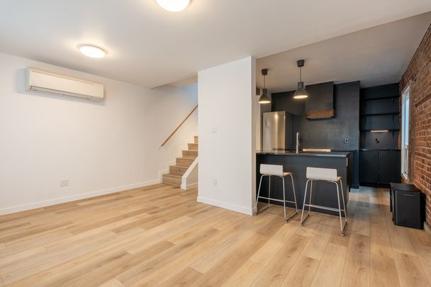 $1,799 / 3 br / 1 ba / 41 Burlington St E unit 1 - Photo 1