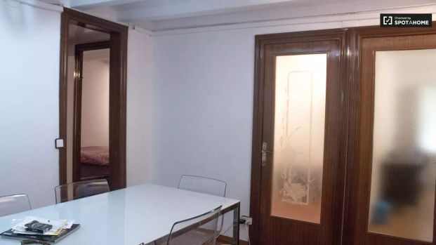 Room in a shared 5-bedroom apartment for rent in El Raval - Foto 1