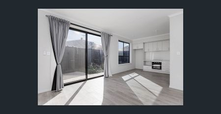 Stylish 2-Bedroom Townhouse in Prime Location - Photo 4