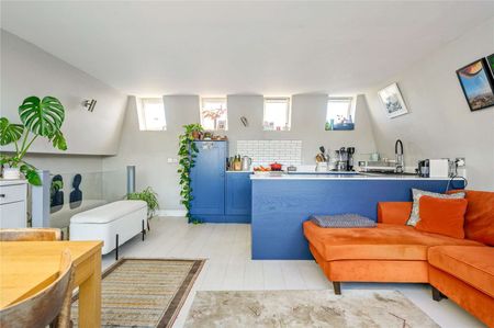 Bright split-level two bedroom home on the top floors of a period conversion - Photo 4