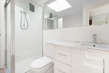 Inner City Lifestyle Perfection – Updated throughout! - Photo 3