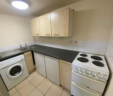 Tatton Road, Sale, Greater Manchester, M33 - Photo 2