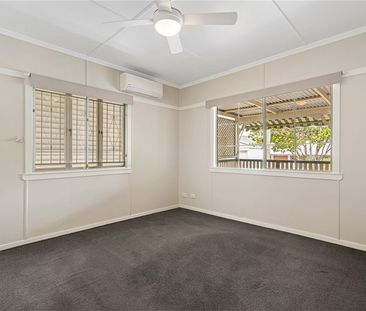 Beautiful family home on quiet leafy street in affluent Clayfield - Photo 4