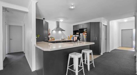 Modern 4 bedroom home - Photo 2