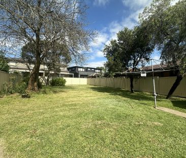 RENOVATED THREE BEDROOM HOUSE - Photo 4