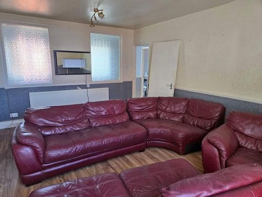 3 bedroom flat to rent - Photo 1