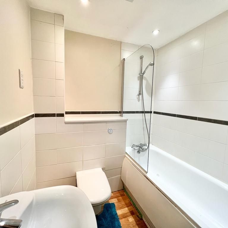 1 bedroom in a house share to rent - Photo 1