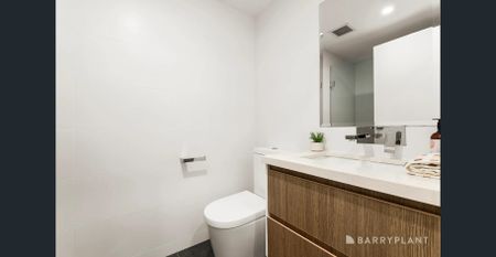 Secure, Spacious and Ground Floor with Courtyard - Photo 2