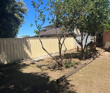 Cosy Three Bedroom Home with Generous Backyard - Photo 6