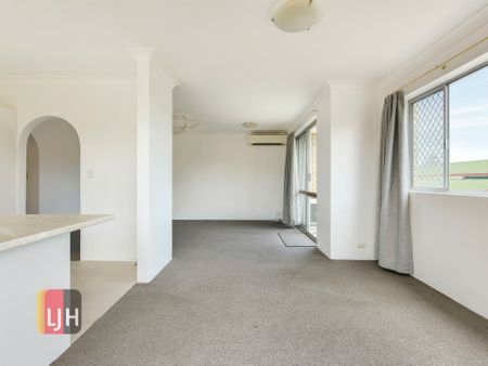 FRESHLY UPDATED & AIR CONDITIONED TWO BEDROOM UNIT ! - Photo 2