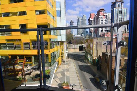 1 bedroom in a flat share to rent - Photo 2