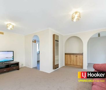 4 BEDROOM HOUSE - Photo 3