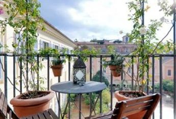 Attic-Spagna: 250mq. Duplex Penthouse located in 15th century Historical Building. Large double living room with fireplace, study, 3 bedrooms, 3 baths, spectauclar entertaining room with 360° views of antique Rome, rooftops and Cupoa’s. Ref #120