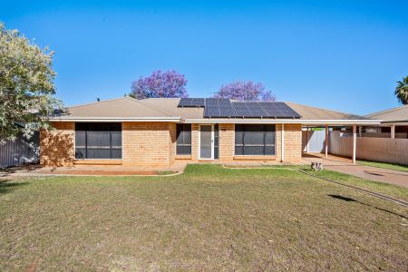 Renovated home complete with split systems and solar panels - Photo 5