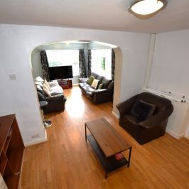 6 bedroom House in Moor Park Drive, Leeds - Photo 1