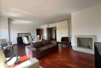 Fantástico Apartamento T2 Mobilado com Garagem e Arrumos