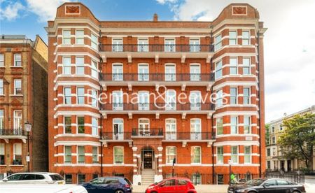 3 Bedroom flat to rent in Nevern Square, Kensington, SW5 - Photo 2