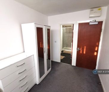 1 bedroom in a flat share to rent - Photo 1