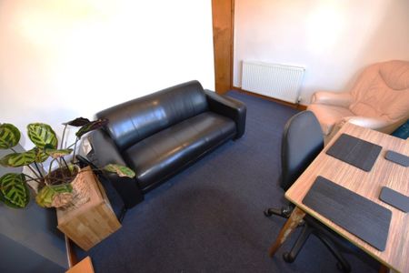 2 bedroom Flat in Flat C, Leeds - Photo 3