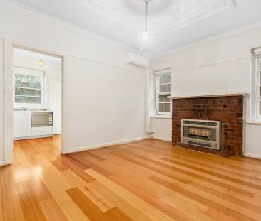 Semi-detached and character filled period home in Toorak Village! - Photo 2