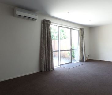 Modern three bedroom townhouse in a great location! - Photo 2