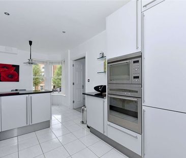 An immaculate two double bedroom apartment situated on the popular ... - Photo 6