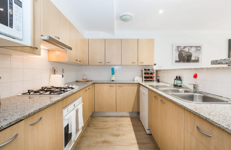 Contemporary Harbourside Haven Boasting Unmatched Convenience - Photo 5