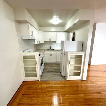 2 Bed/1 Bath Large Updated Suite in Kerrisdale - 1 cat ok - Photo 1