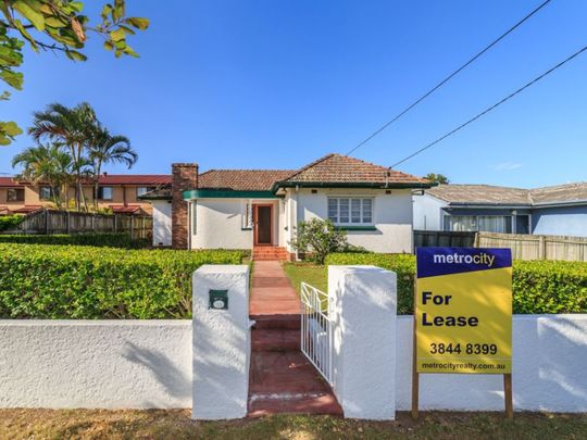 Charming Cottage in Sought-After Morningside Pocket! - Photo 1