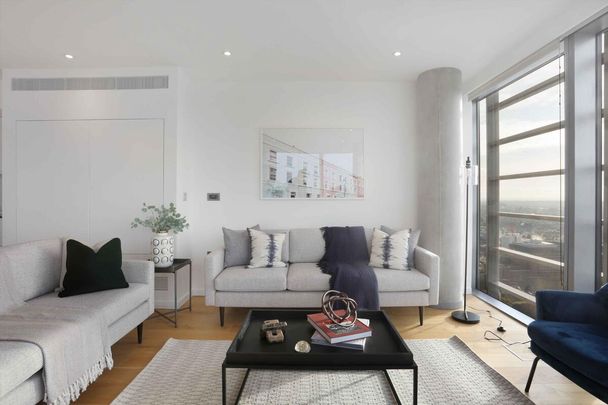 34/F split level, duplex penthouse with fantastic private roof terrace and amazing city views! - Photo 1