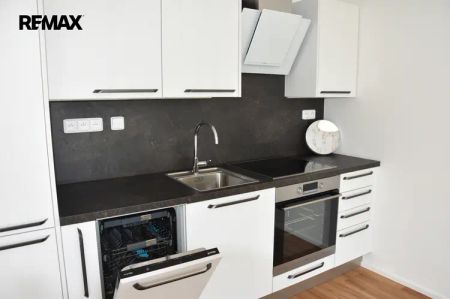 Pronájem byt 1+kk s balkónem, v novostavbě na ulici Jarošové ve Znojmě, garážové stání, sklep - Фото 2