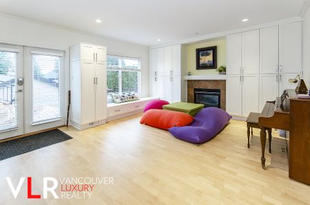 House in North Vancouver, BC - Photo 2