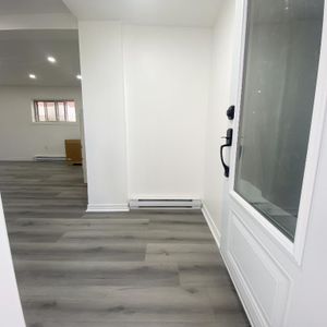 5 1/2 entièrement rénové à St-Léonard Semi sous-sol de triplex - Photo 2