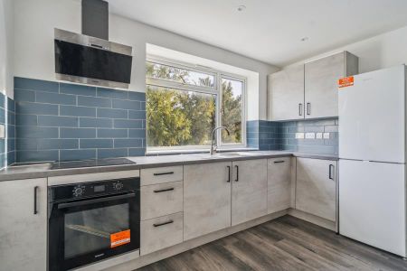 3 bedroom flat to rent - Photo 3