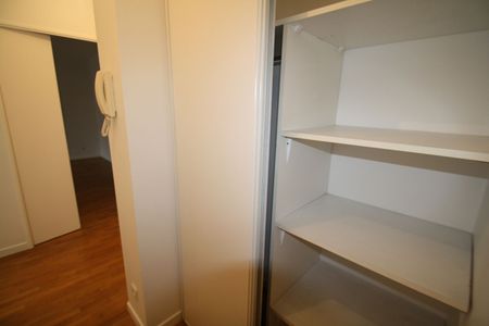 Appartement 2 - PIECES HOUILLES - Centre Ville - Photo 3