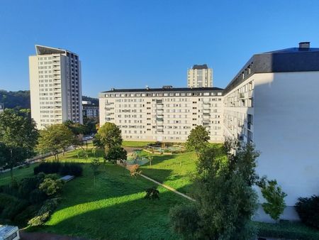 Appartement bien agencé en parfait état dans une résidence à proximité des commerces, des écoles et des transports en communs. - Photo 4