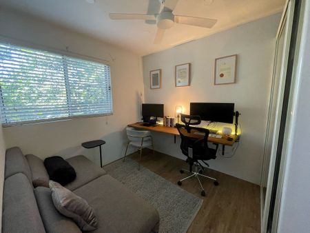 Recently renovated apartment in a highly desirable location - Photo 5