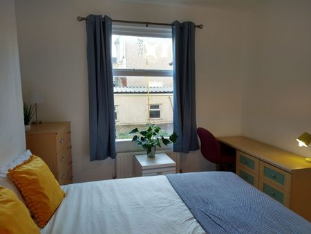 Large Double Room in Horfield - Photo 3